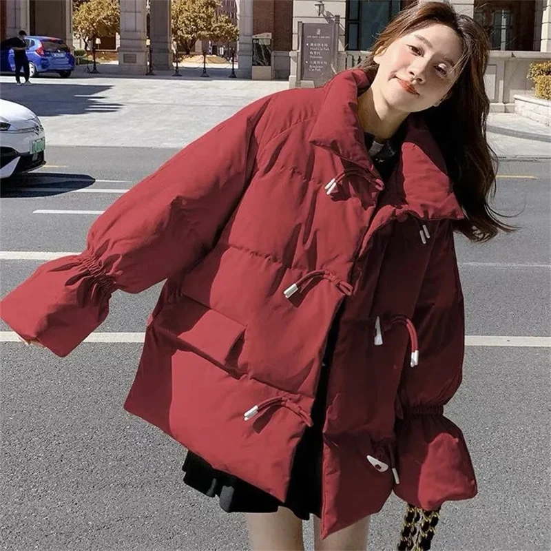 سترة قطنية بأزرار على شكل قرن البقر وياقة واقفة للنساء في الشتاء سترة قطنية فضفاضة جديدة خفيفة الوزن النسخة الكورية