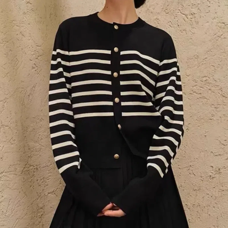 Minimally Contrasting Striped Knitted Cardigan for Women\'s Spring New Retro Gold Button Sweater 109