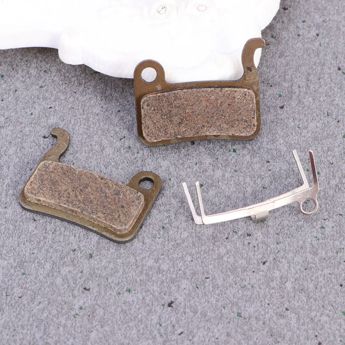 2Sets Resin Brake Pads Semi-Metallic Low Noise Smooth Braking High Durability Brake Pad Replacement Wear Resistant