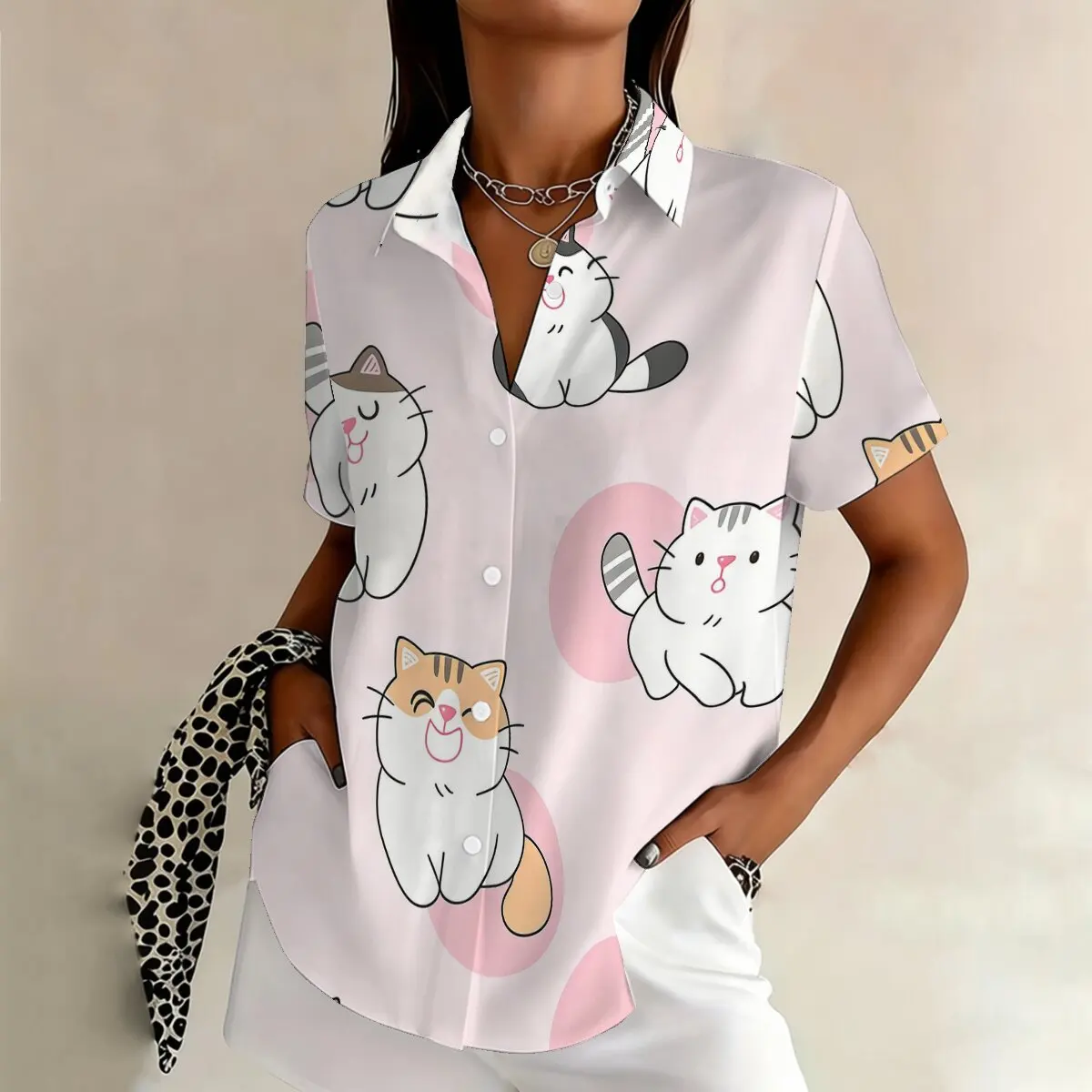 

Простая и стильная женская летняя рубашка больших размеров с короткими рукавами и принтом в виде мультяшного кота, модный универсальный топ на каждый день.