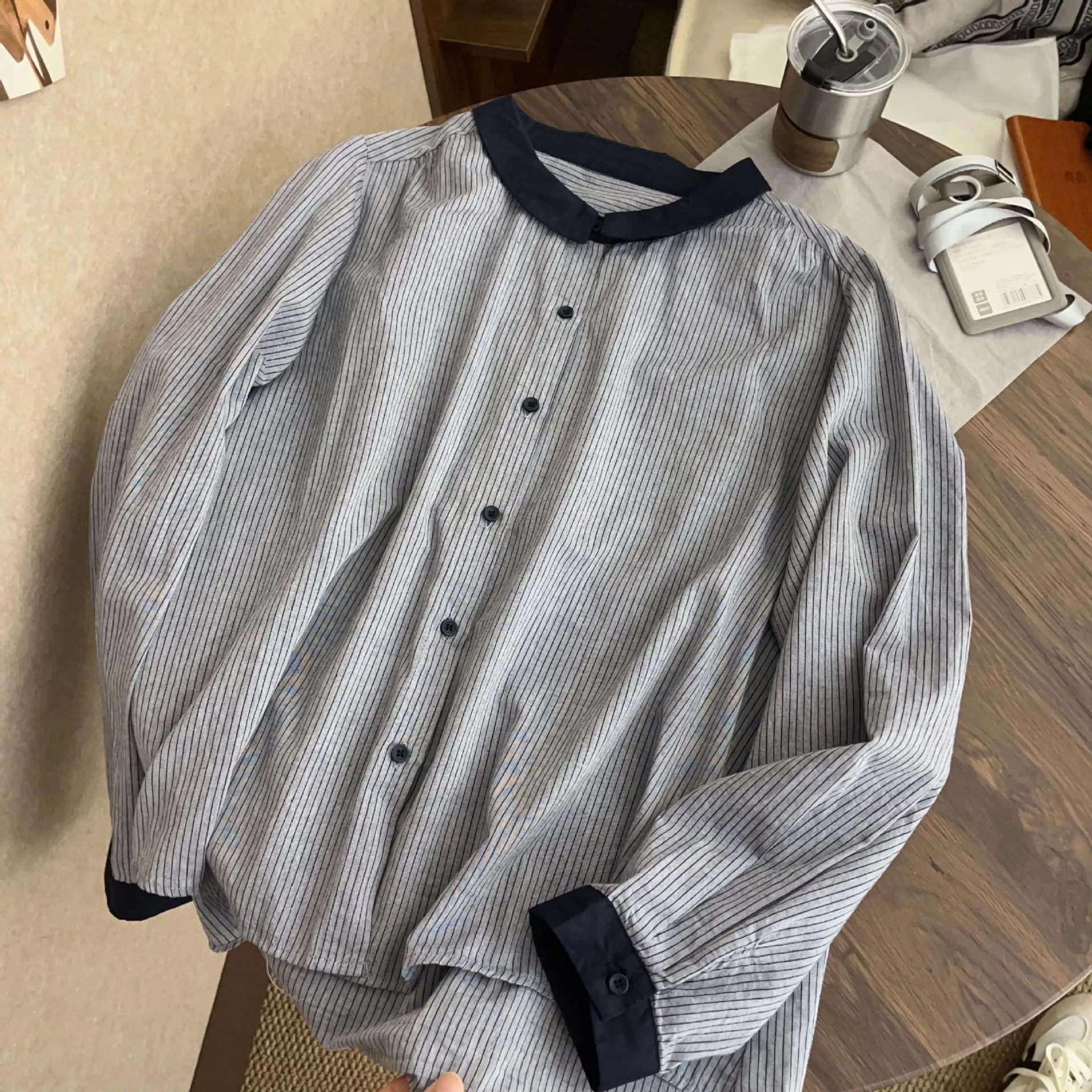 ما قبل الخريف 2025 قميص نسائي مخطط بسيط متباين بأكمام طويلة قميص نسائي فضفاض غير رسمي متعدد الاستخدامات