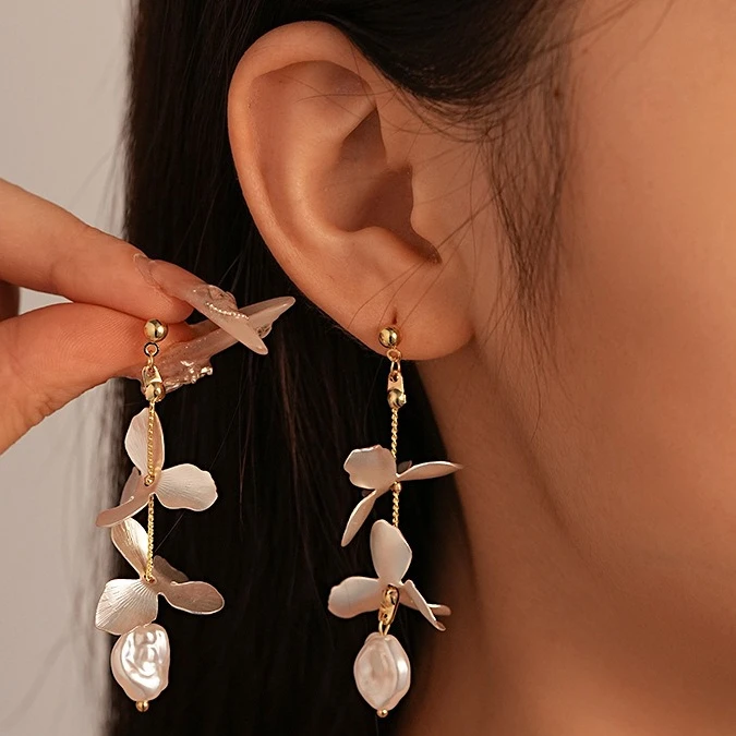 

1pair of Trendy Stylish Golden Long Dangle Earrings Pearl Design Hawaiian Daily Outfits Party Accessories Fashionable Stuff