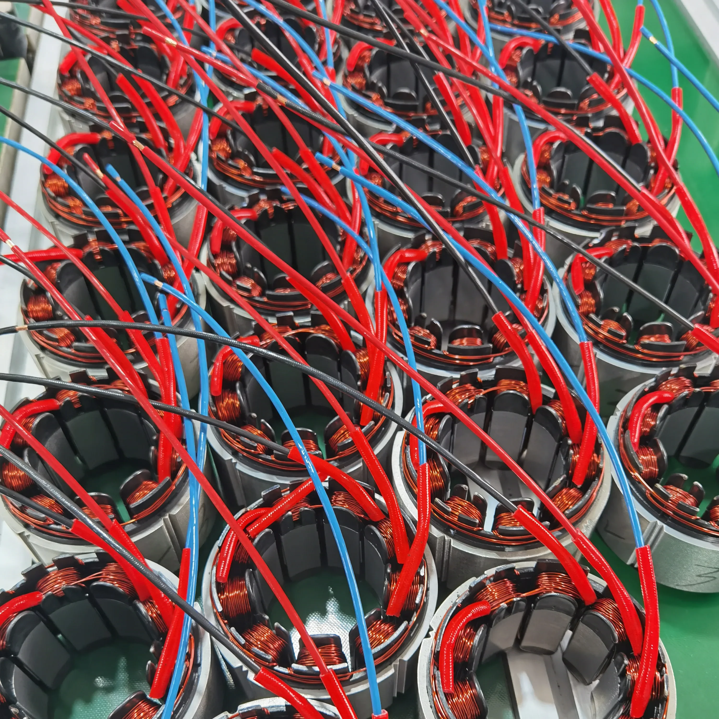 مضخة مياه شمسية هجينة 6 بوصة تيار متردد/تيار مستمر 5.5 كيلو وات 98 متر رأس لعلامة مصنع نظام الآبار العميقة