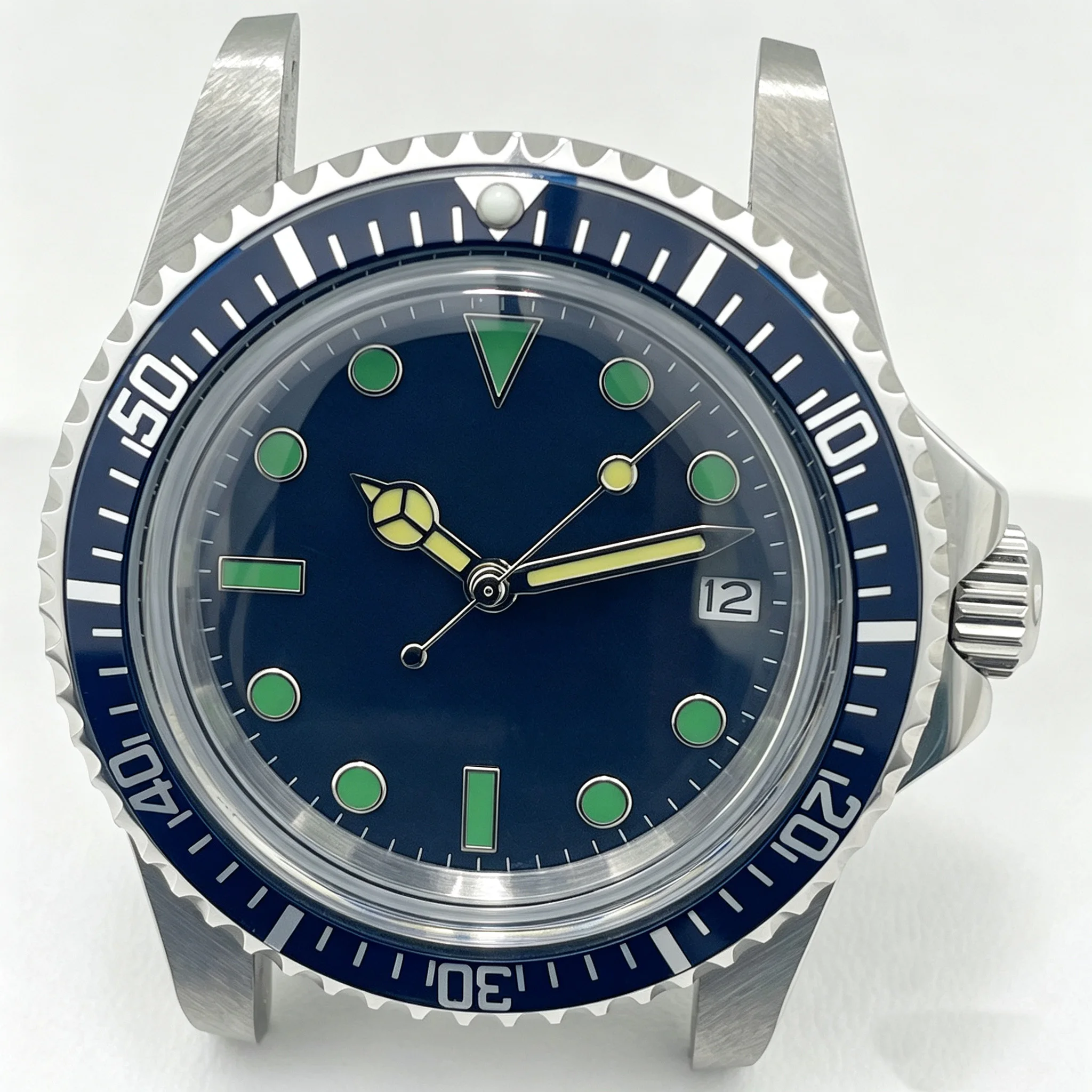 The NH35 movement is made in China. It features a 39.5mm stainless steel case with a bezel, and is powered by a Chinese-made aut