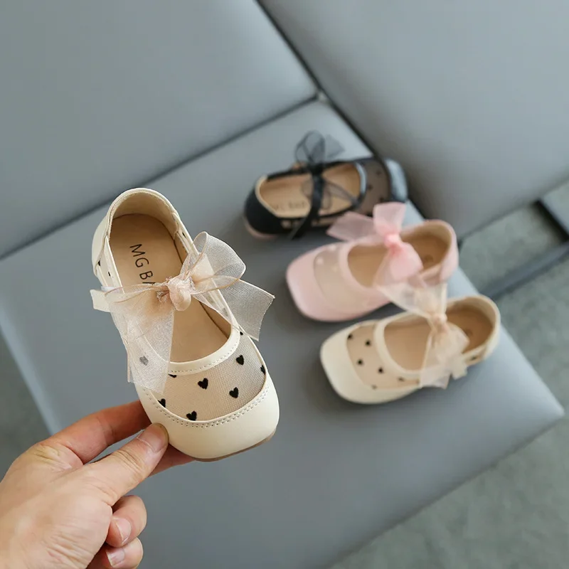 

Модные дышащие туфли Мэри Джейн с кружевной отделкой для девочек, с милыми сердечками, кожаные, для вечеринок, весенне-летняя обувь