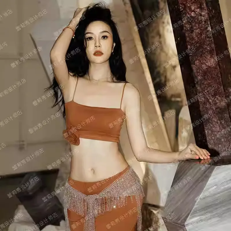 Индивидуальные костюмы для танца живота, тренировочный наряд с топом на подтяжках и сексуальной длинной юбкой, комплект экзотической танцевальной одежды