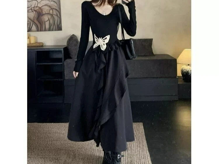 Nowa czarna sukienka z długim rękawem dla dzieci na wiosnę i jesień 2025 z asymetrycznym dołem i falbaną.