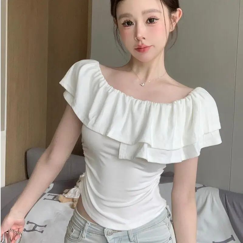 Koszulka damska w stylu koreańskim z jednym ramieniem i krótkim rękawem na lato, modna i seksowna krótka bluzka z odkrytym ramieniem.
