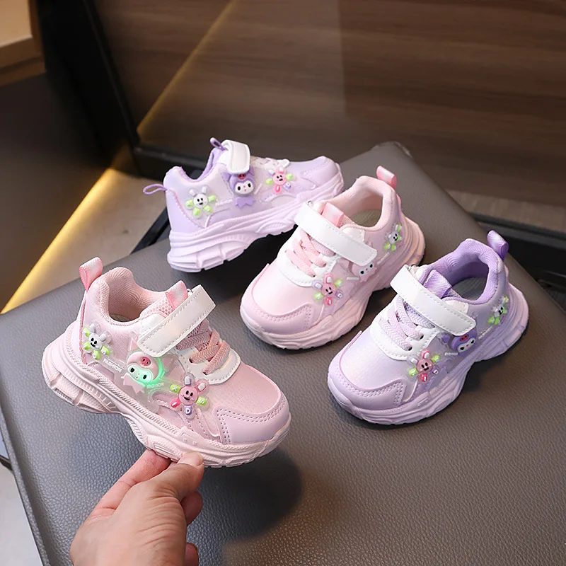 Sanrio Kuromi dziecięce buty na co dzień jesienne nowe dziecięce buty sportowe dziewczęce kreskówki z oświetleniem LED Trend buty do biegania trampki