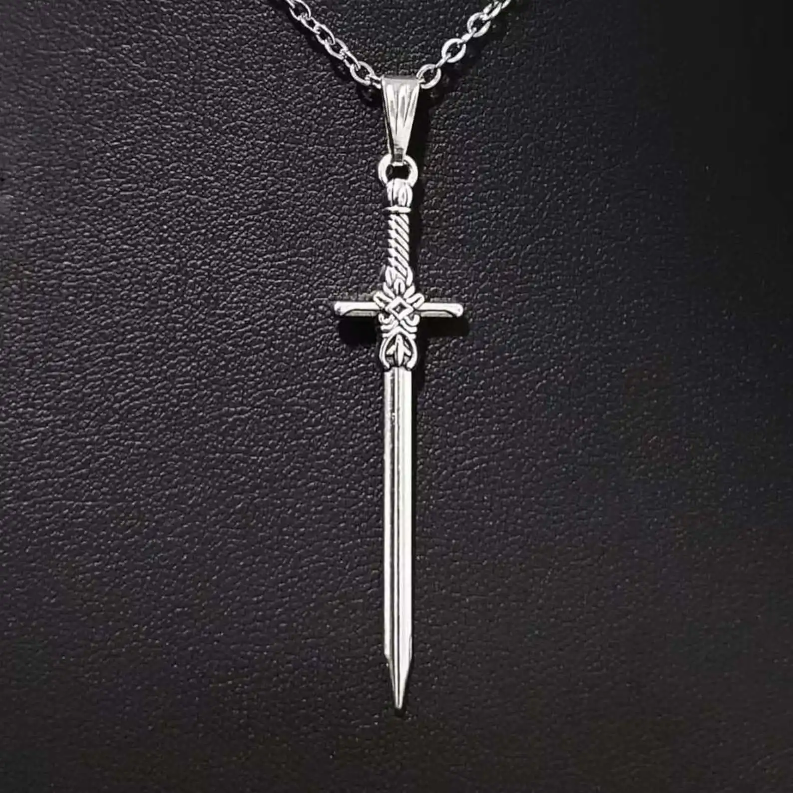 Persönlicher, exquisiter silberfarbener Messer-Schwert-Anhänger aus Edelstahl – Halskette für Damen und Herren, Gothic-Punk-Schmuck-Accessoire, Geschenk