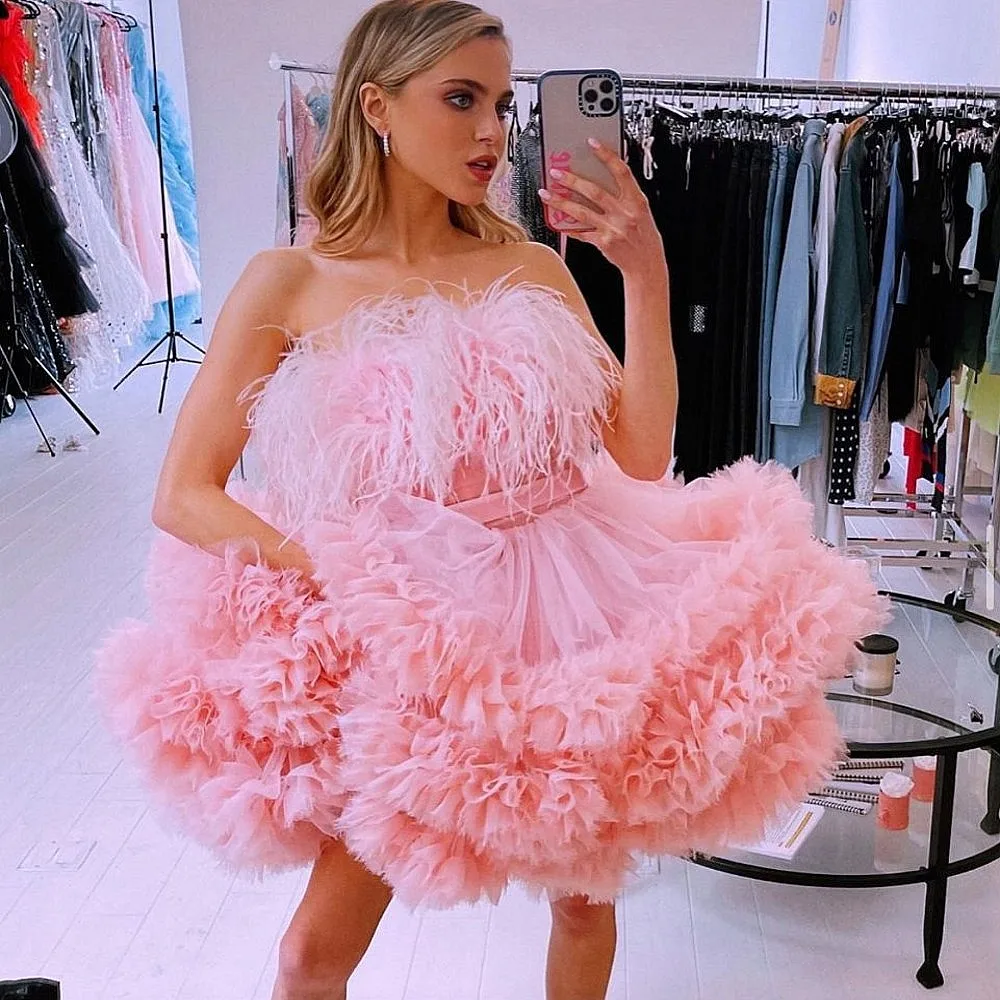 Abiti da ballo corti con piume rosa Abiti da ballo chic con volant a strati Abito da compleanno per ragazze e donne per foto Abiti da festa da ballo carini