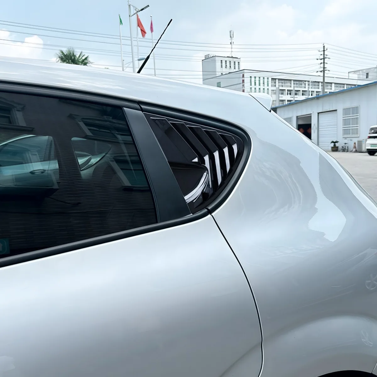 Für Seat Leon MK2 1P 2006-2013 Heckseitenfenster-Jalousie-Abdeckung 2 Stück ABS Hochglanz Schwarz Fenster-Dreieck-Zierleisten Zubehör-Set – Detail 4
