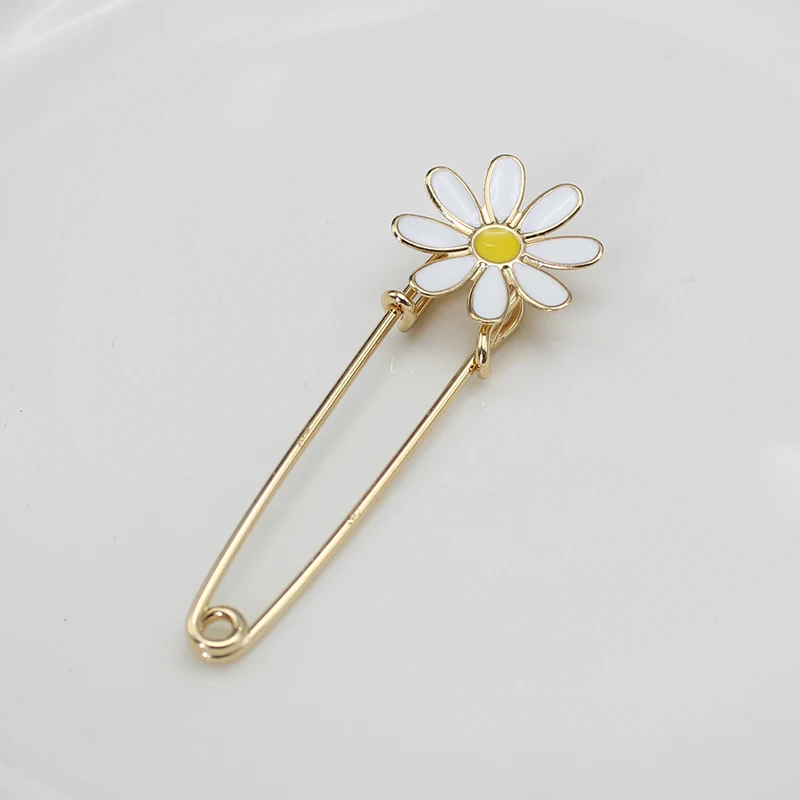 Trend 6.8CM Big White Daisy Clothing Brooches for Women Lapel Safety Sweater Coat Dress Pins Badge Buckle Accessories Girl Gift