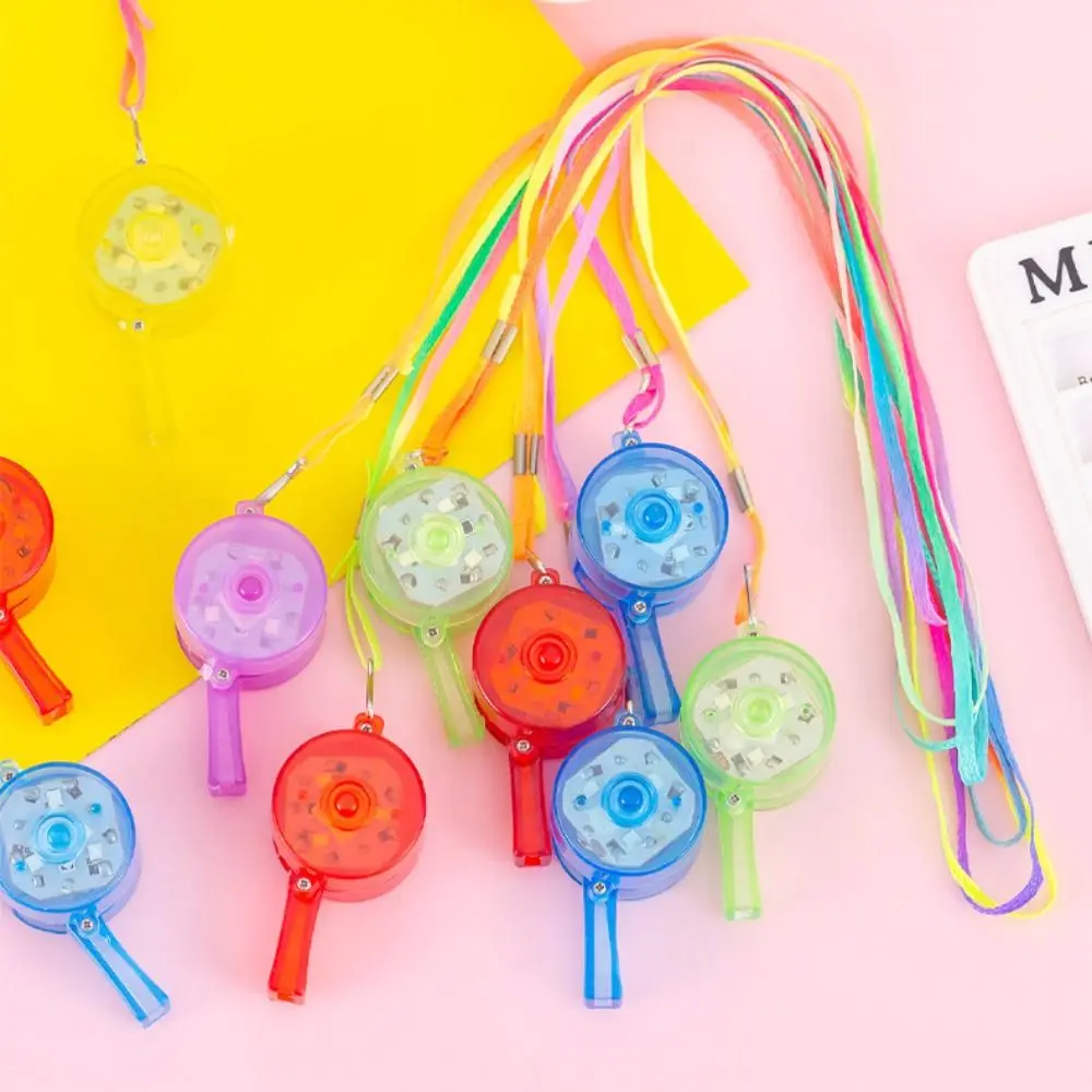 5 قطع من صفارة إضاءة LED متعددة الألوان مع صفارة بلاستيكية مضيئة مستديرة للحفلات الكرتونية