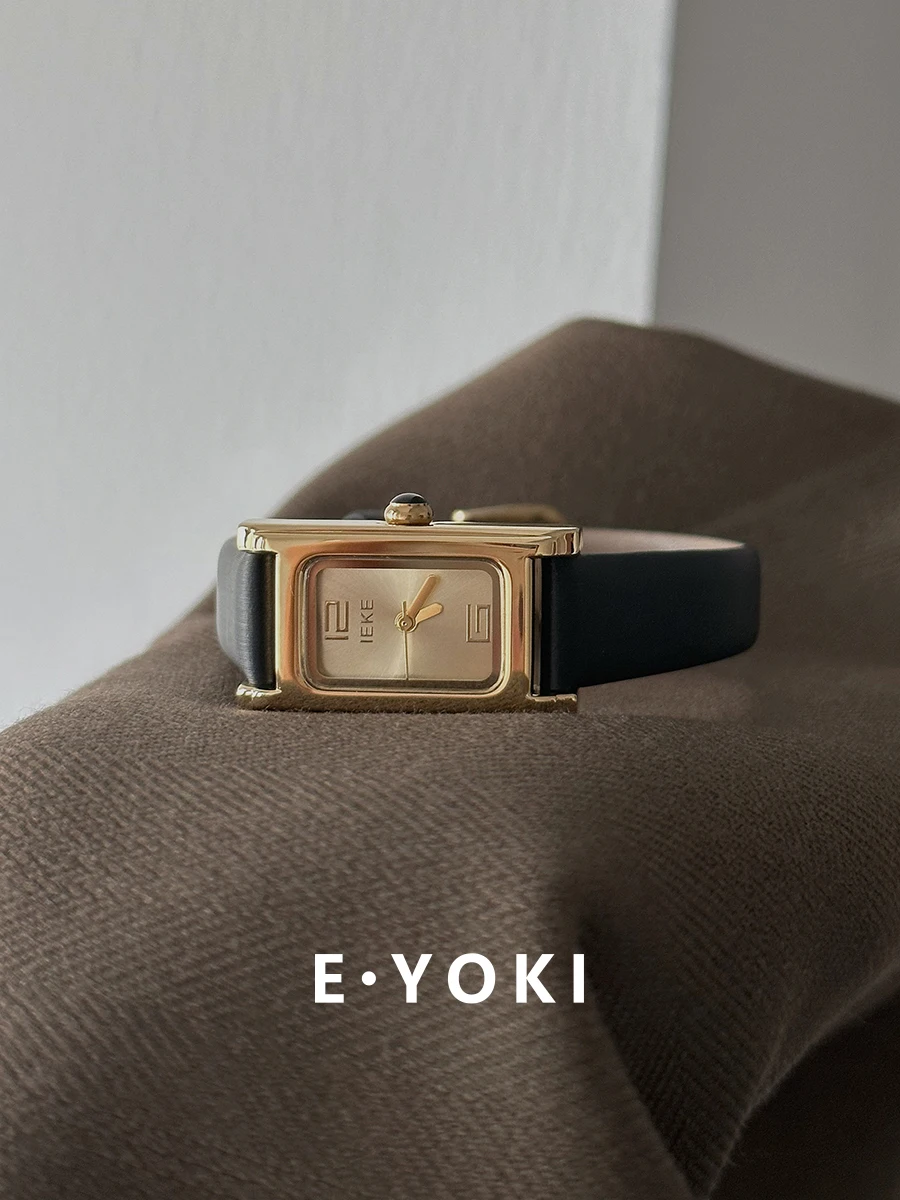 Neue schwarze und goldene Quarzuhr im koreanischen Stil, luxuriöse Damenuhr mit hochwertigem Gefühl, schlichtem Lederarmband, Vintage-Stil.