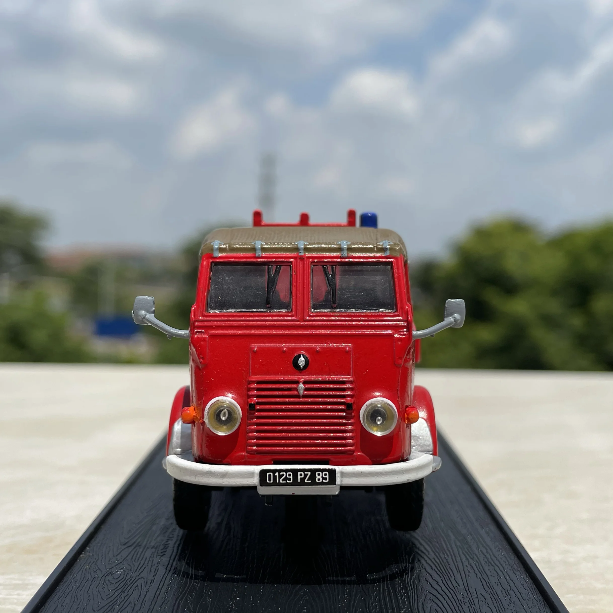 Diecast escala 1:50 Renault motor de bomberos coche en miniatura de aleación juguete coleccionable regalo recuerdo adorno de exhibición