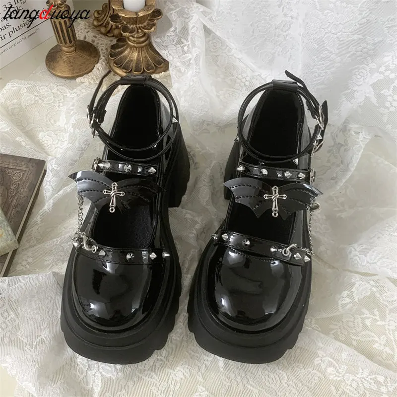 Sweet Heart-Shaped Buckle Lolita Shoes Women Metal chain design Gothic pumps Woman Patent Leather Platform Mary Janes shoes