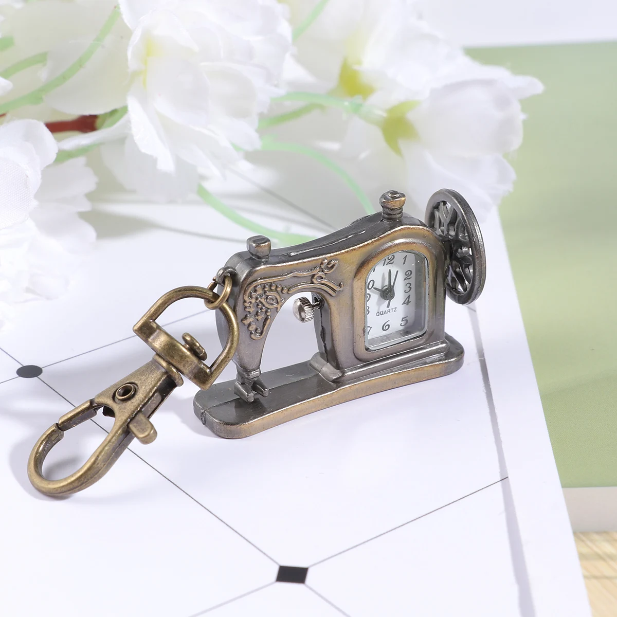 

Key Chain Vintage Quartz Watch Fashion Portable Retro Watche Creative Sewing Machine Shape