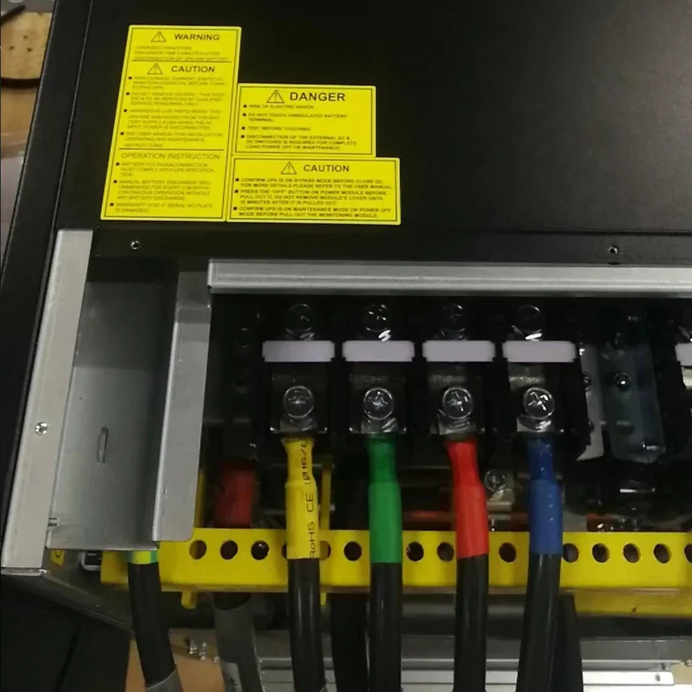 نظام UPS المعياري عبر الإنترنت بقدرة 20 كيلو وات مزود طاقة غير منقطع 380 فولت لغرفة الخادم ومركز البيانات