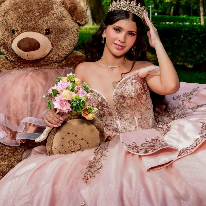 

Атласное розовое платье для Quinceañera с открытыми плечами, блестящими аппликациями, кристаллами, длинным шлейфом и бантом, Vestido De 15 Quinceanera, на заказ