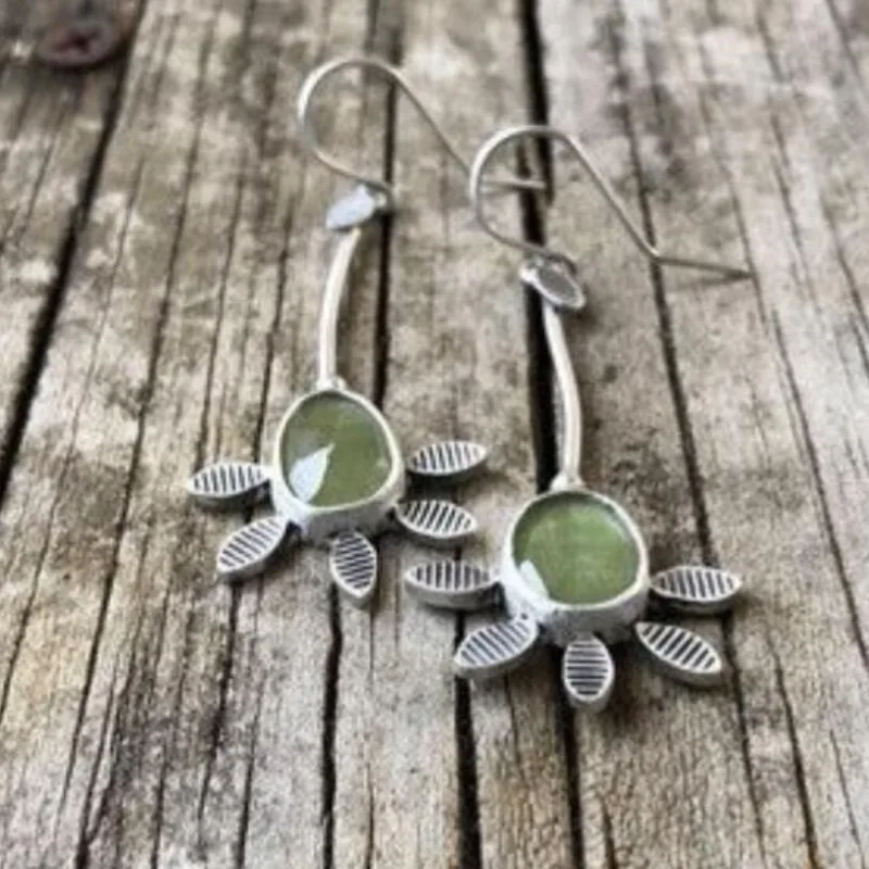 

Vintage Silver Color Oval Green Stone Earrings Originality Metal Carving Pattern Dangle Earrings for Women Jewelry