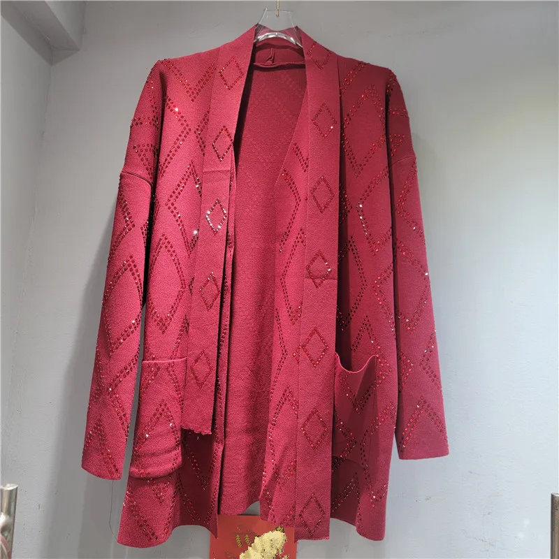 2025 خريف جديد تصميم الأزياء الثقيلة حجر الراين الماس محبوك سترة فضفاضة المرأة سترة بيضاء