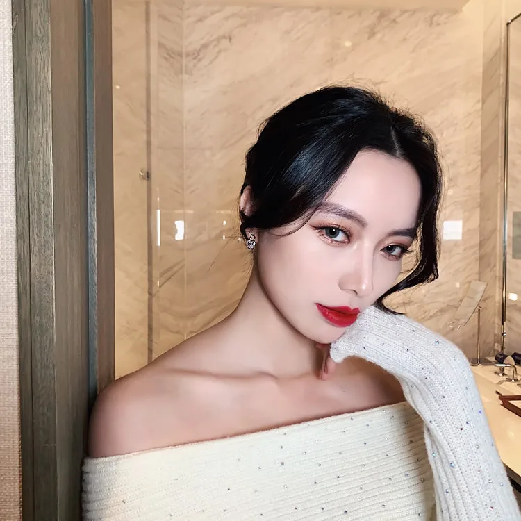 أقراط بسيطة غير متماثلة بحروف دي ، أقراط زركون صغيرة مدمجة ، هالة رائعة ، عصرية وفاخرة