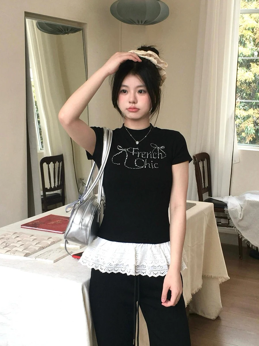 

Новая женская летняя футболка с кружевными вставками, укороченная, с узлом и стразами, приталенная, в стиле Sweet Sister