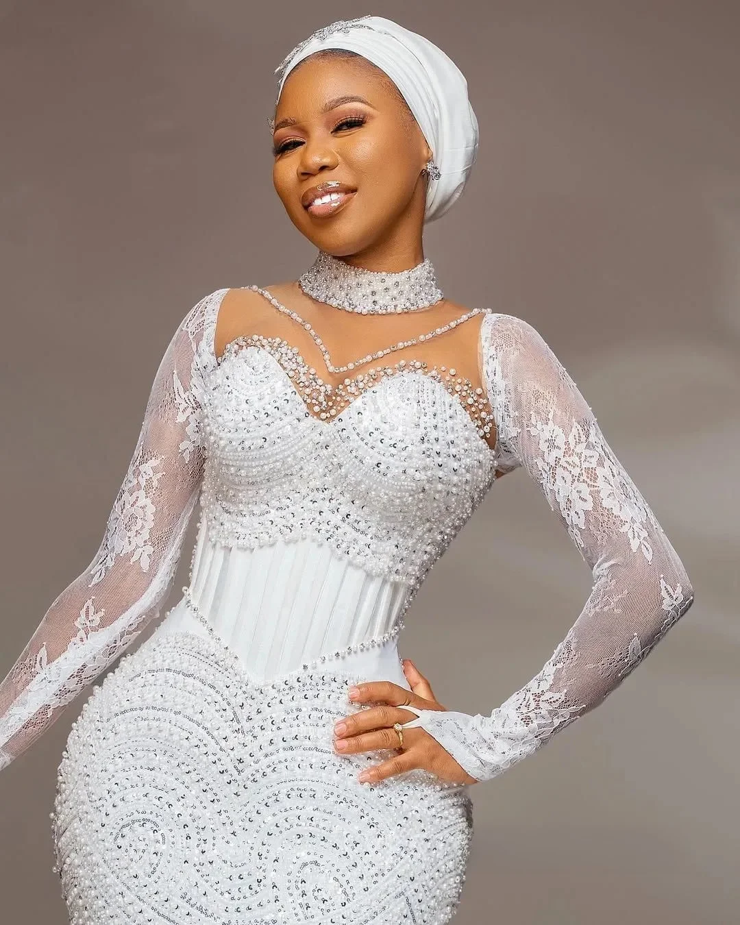 맞춤형 오프 화이트 아프리카 웨딩 드레스 신부용 인어 웨딩 가운 하이넥 긴 소매 진주 장식