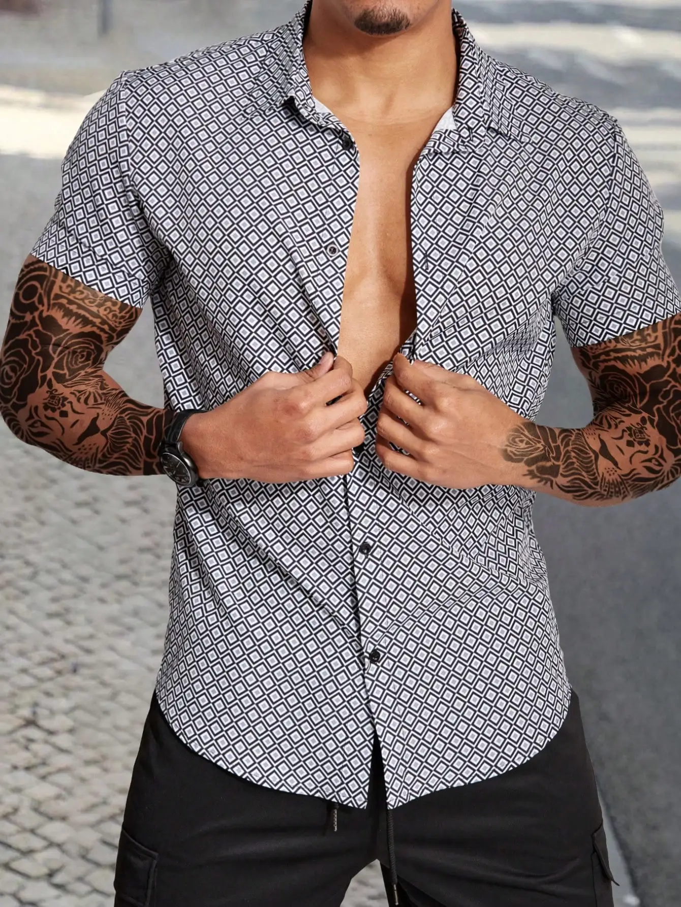 

Men's Slim Fit Short Sleeve Button-Up Shirt with Geometric Print Pattern