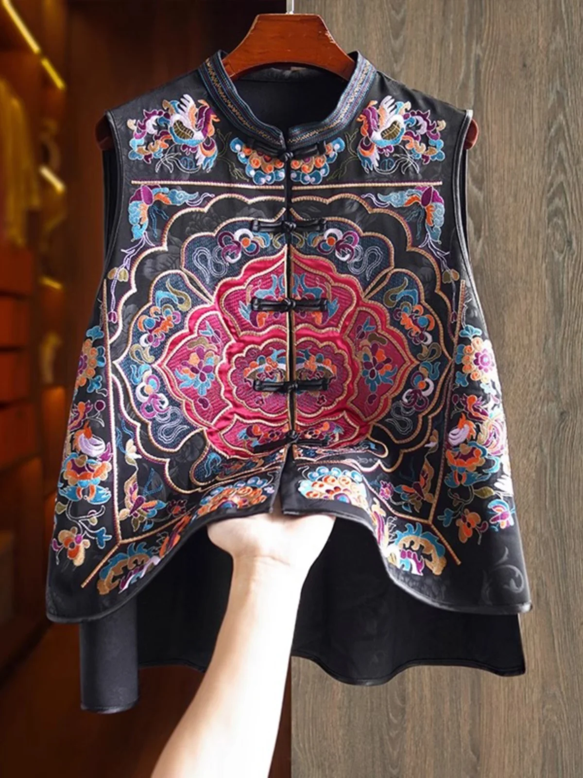 

Новый китайский женский джет с тяжелой вышивкой, свободный костюм Тан на весну и осень, жилет на пуговицах в стиле ретро, топ