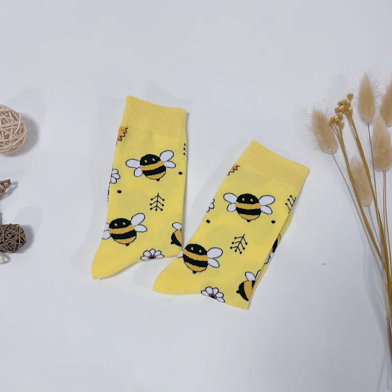 1 Pair Unisex Cartoon Bee Chasing Sunflower Fashion Trend Mid Calf Socks Suit In All Seasons For Daily