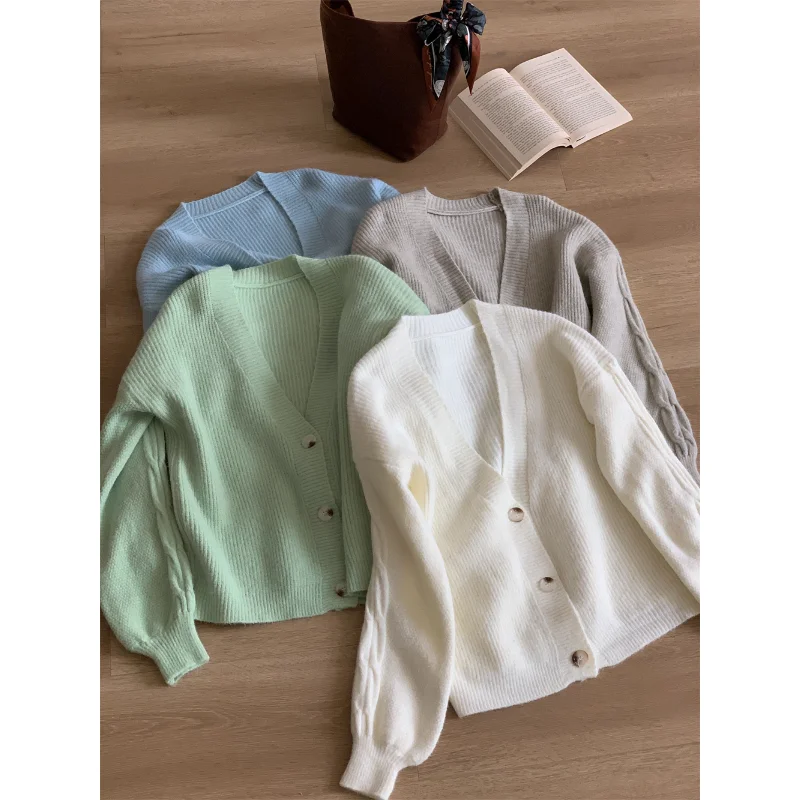 سترة صوفية محبوكة طويلة ناعمة من Thiened بأربع طبقات مع تفاصيل أزرار للنساء