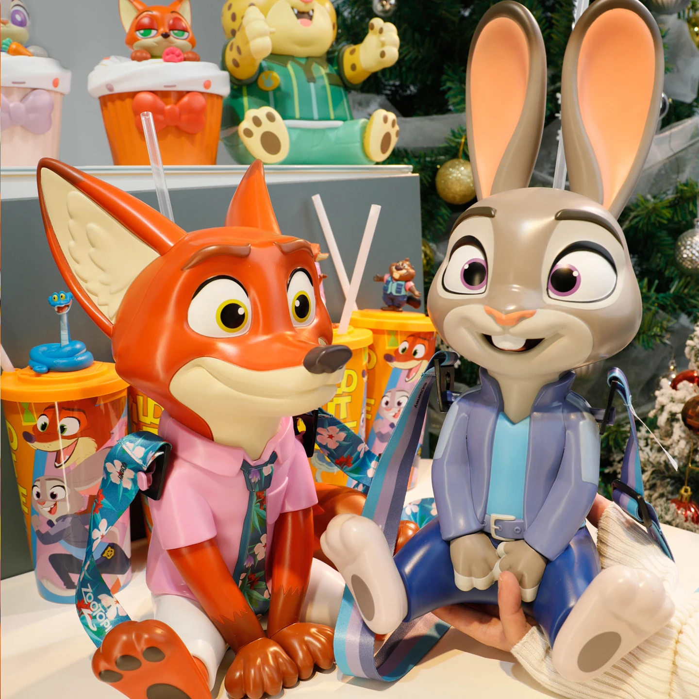 

Коллекция подарков для детей: официальные сувениры по фильму «Зоотопия» — кружка, сумка-тоут, подушка, магнит на холодильник, дизайн Джуди Хоппс и Ника Уайльда