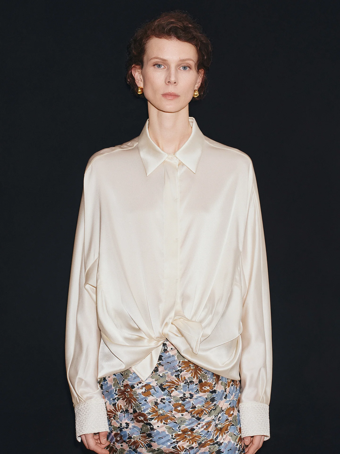 

Элегантная свободная длинная шелковая блузка Moonlight Porcelain Light Luxury с открытыми плечами из сатина, женская повседневная модная весенняя блузка