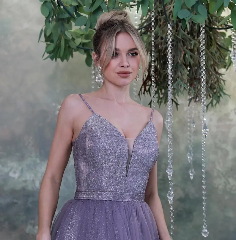 Świąteczna, błyszcząca sukienka z dzianiny z tiulową spódnicą i sznurowanym tyłem. Sukienka koktajlowa w stylu bajkowym i gorsetowym. Elegancka sukienka wizytowa damska