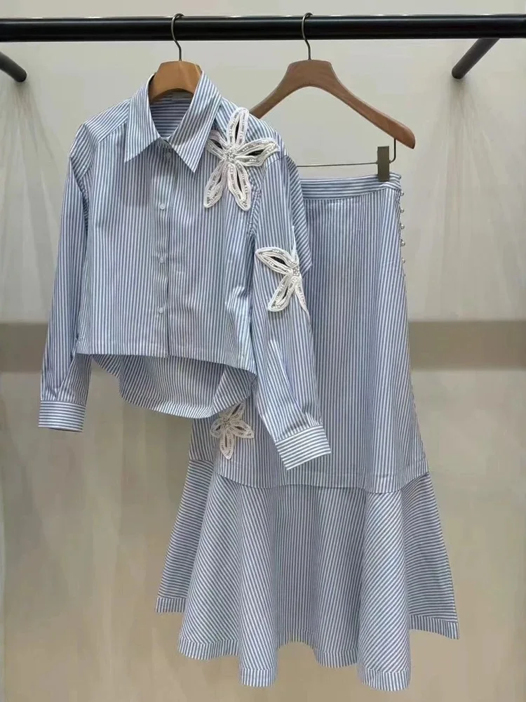 

Свободный комплект Long Sve irt с цветочным принтом и юбкой-колокольчиком в сине-белую полоску Five Le Flower Hollow out Loo...