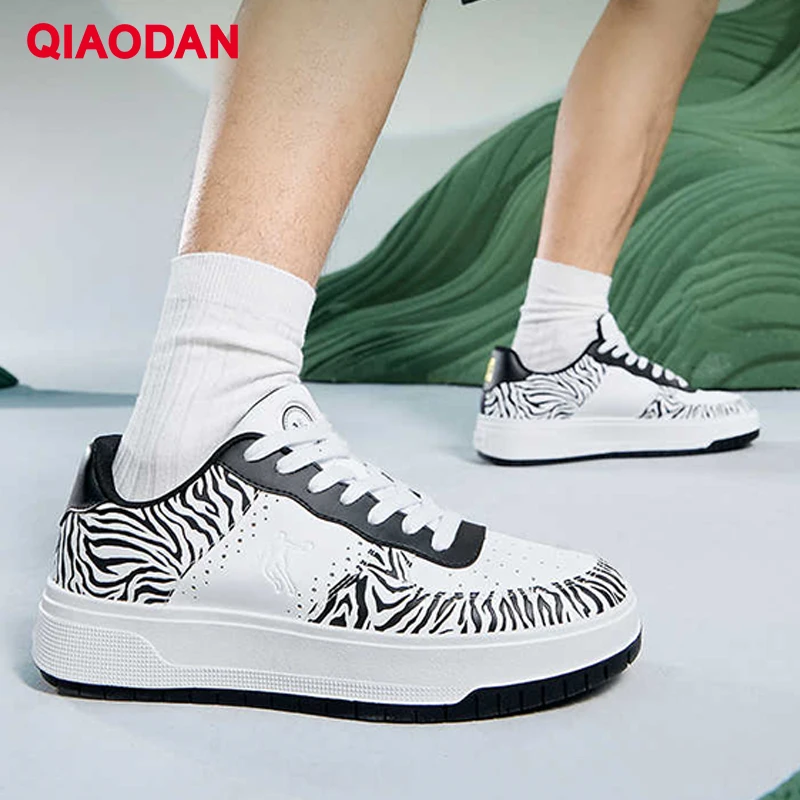 

QIAODAN Мужская обувь для скейтбординга из синтетической кожи, увеличивающая рост, спортивная обувь для мальчиков, студенческая повседневная одежда, кроссовки XM35240512R