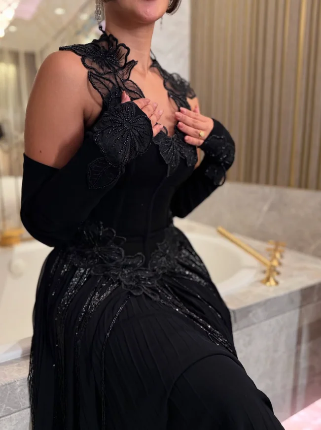 تخصيص جودة عالية بلا أكمام الخامس الرقبة الرسن مطرز يزين طول الأرض فستان رسمي أسود المرأة أنيقة Serene Hill