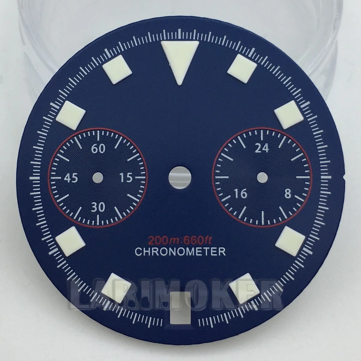 El esfera VH64 de 30 mm es negro, blanco y azul con manecillas luminosas verdes, adecuada para el movimiento de cuarzo VK64 con fecha a las 6 en punto.