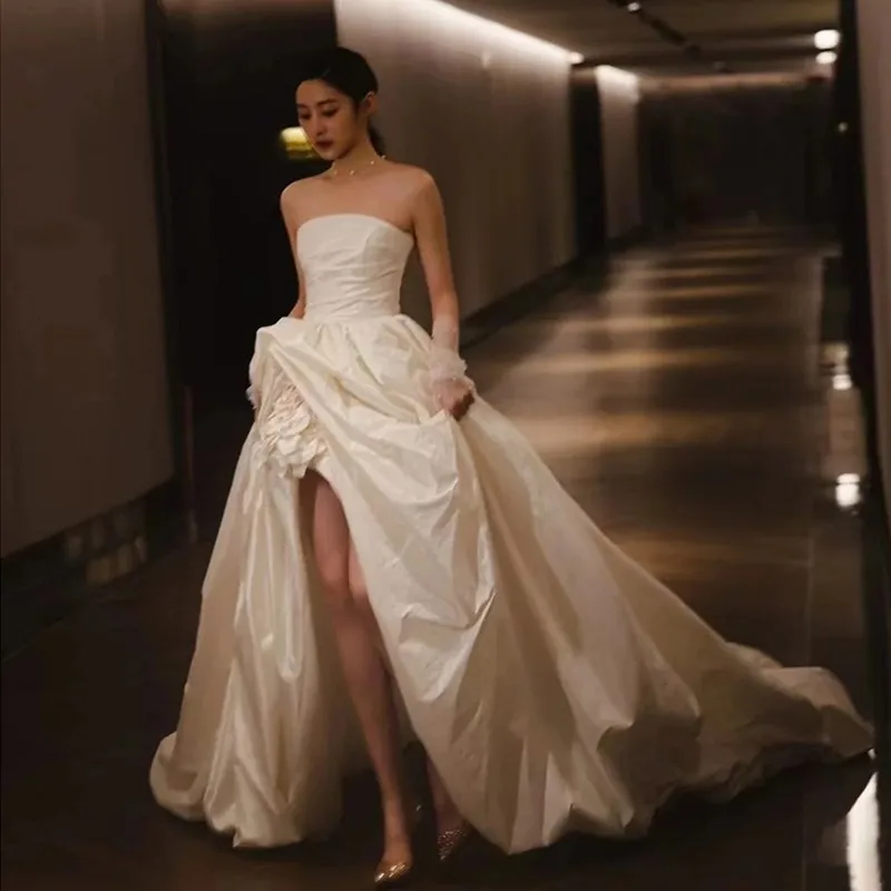 

2023 New Off White Strapless Boho Wedding Dress With Small Train Front Short Back Long Split Open Leg Bride Flower Wedding Gown