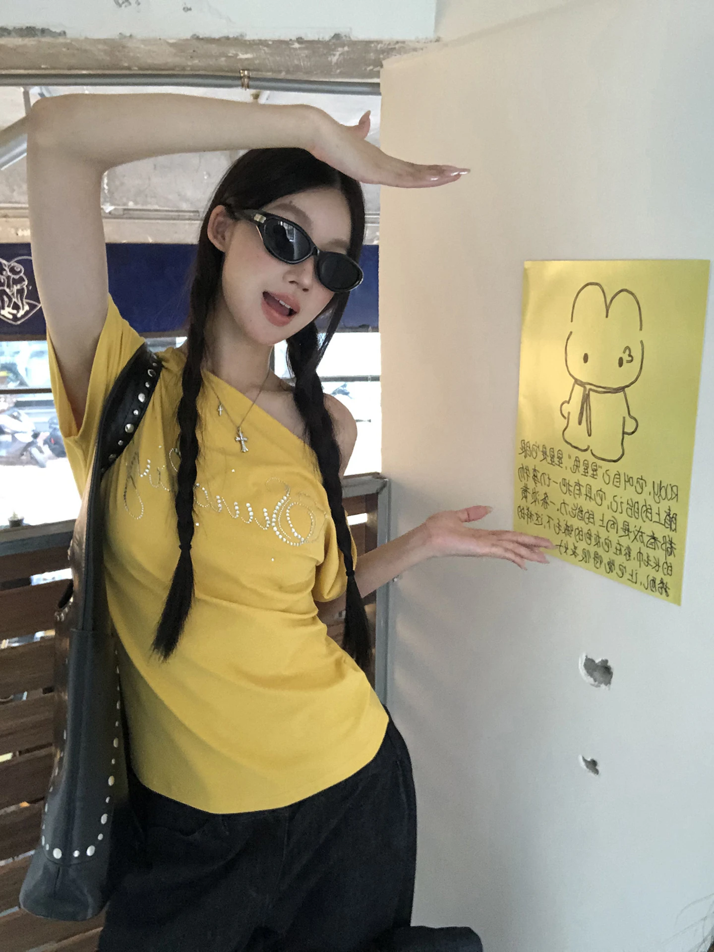 تي شيرت نسائي أنيق بأكمام قصيرة وكتف مكشوف، تصميم فريد وجميل، قطن مريح وعصري لفصل الصيف #1