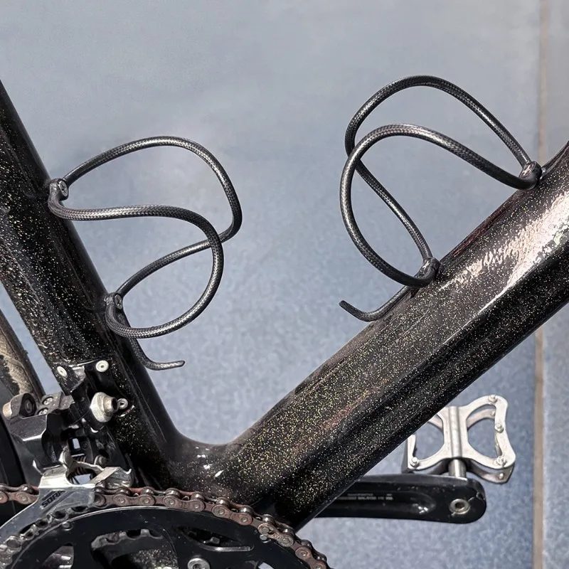 

Ultralight Carbon Fiber Water Bottle Cage for Road Mountain Bike Cycling Universal Fit High Strength Durable Bicycle Accessories