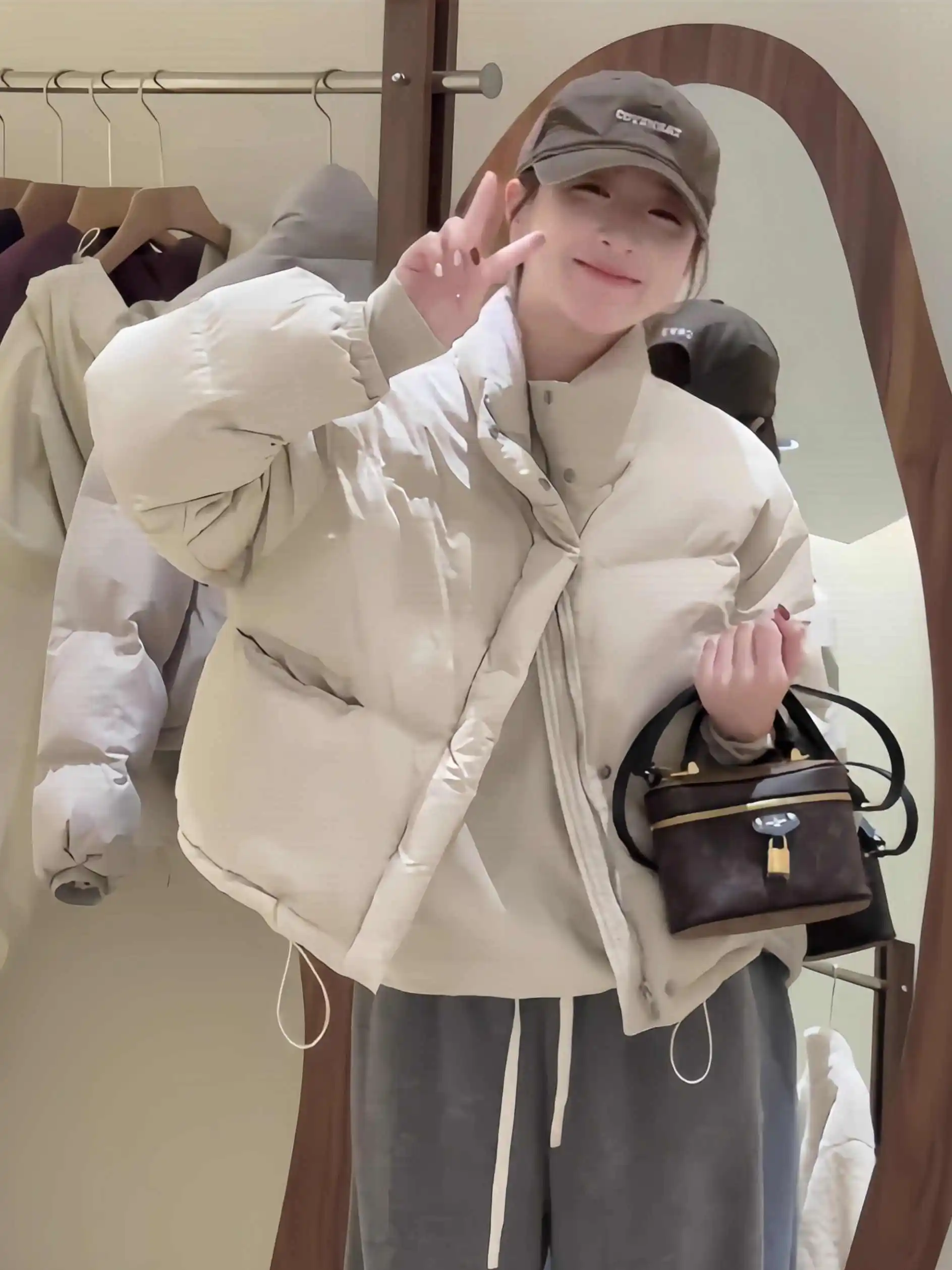 

Короткий белый пуховик женский зимний модный 2026 года, новый стиль, популярный, маленький размер, объемный, корейская версия, прямой крой