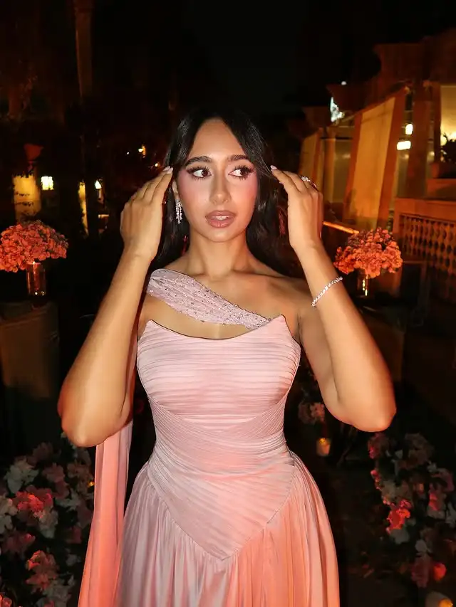 Robe de soirée formelle plissée à plusieurs niveaux, rose, sur mesure, sans bretelles, perlée, longueur au sol, dos nu, ligne a, robe de bal avec châle