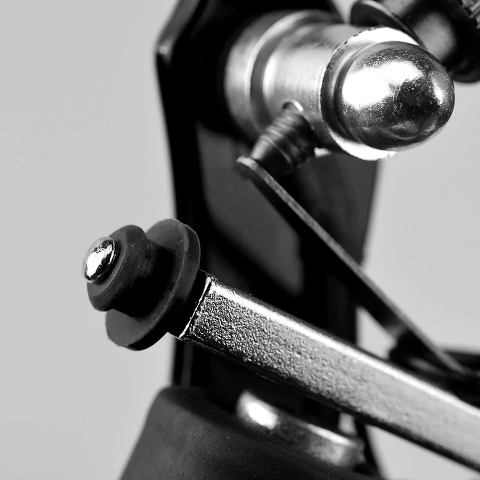 

100Pcs Silicone Needle Grommets for Tattoo Machines Pin Cushion Stabilizes Needles on Armature Bar Low Vibration Silicone