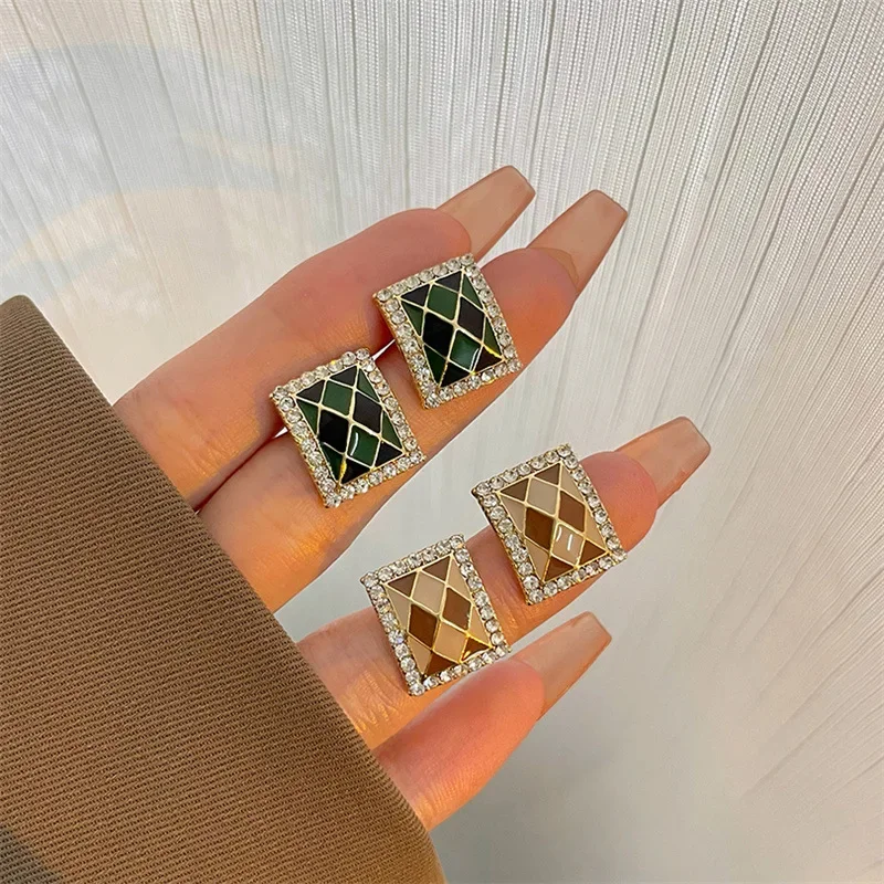 Retro Checkerboard Square Ear Clips Earrings Women High-end Temperament Simple Luxury Rhinestone Square Clip on Earrings Female