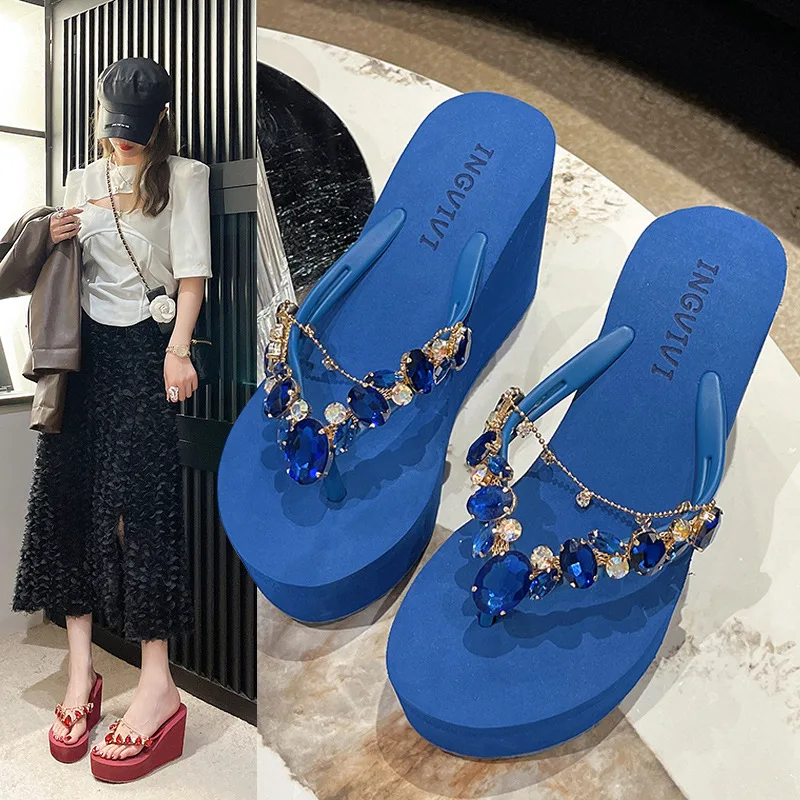 Chanclas con tacón de cuña y diamantes de imitación para mujer, zapatillas de tacón alto para exteriores, sandalias de playa elegantes a la moda, novedad de verano, 2024