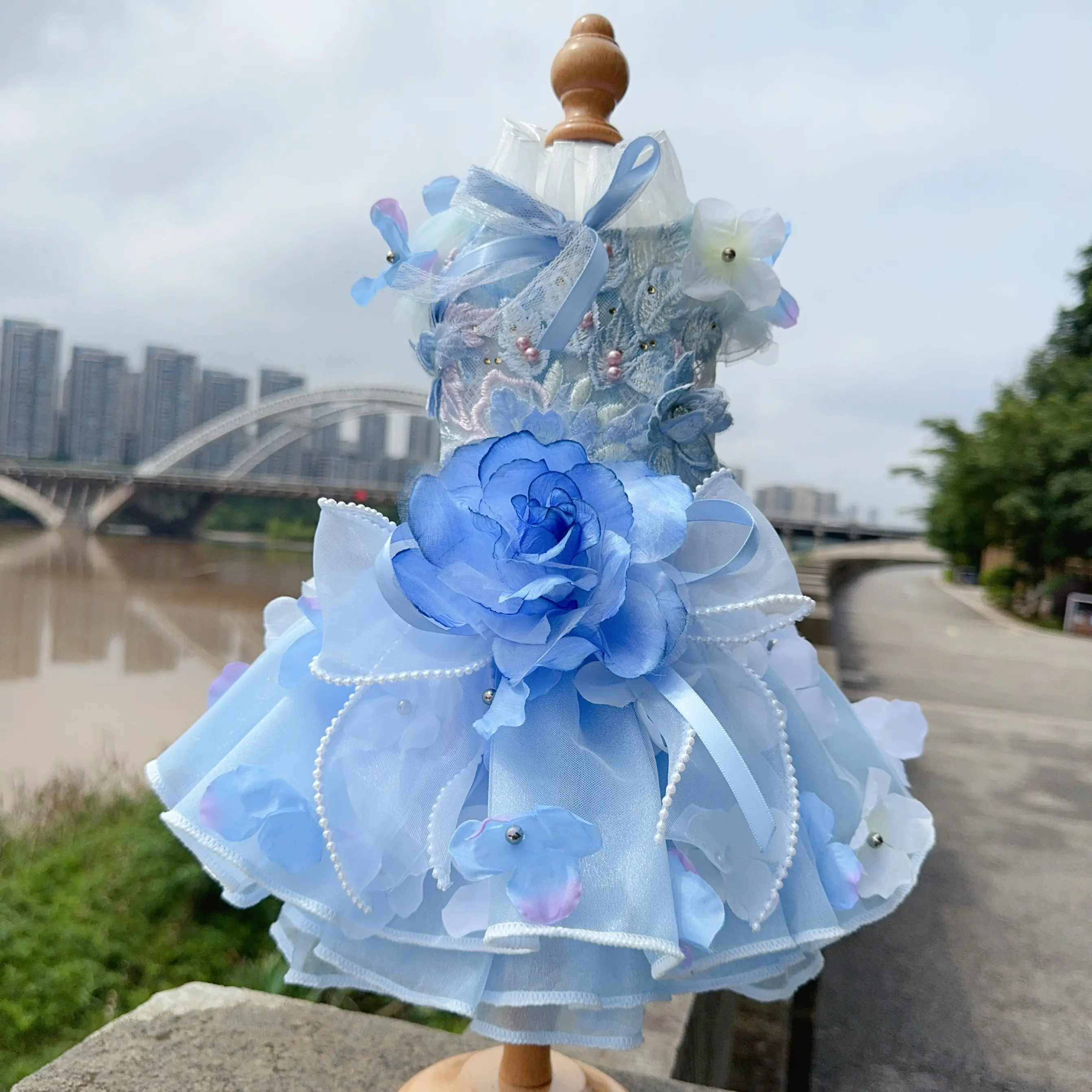 robes-de-princesse-de-luxe-faites-a-la-main-pour-chiens-brodees-de-fleurs-avec-nœud-et-longue-traine-pour-petits-et-moyens-chiens-robe-de-photographie-pour-chiots