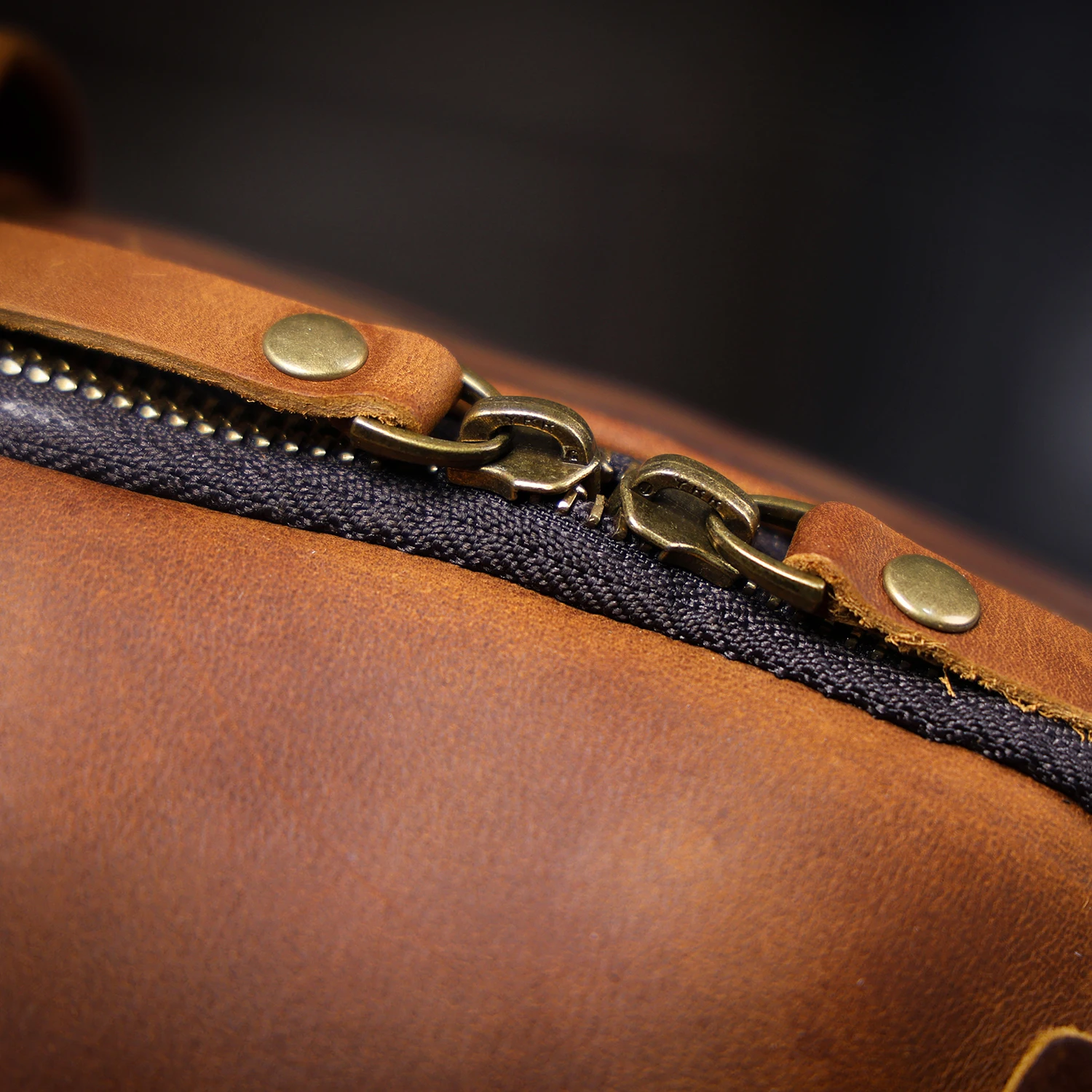 Vintage handgefertigter Rucksack aus hochwertigem Echtleder für Herren, Leder-Laptop-Umhängetasche, Crazy Horse Schultasche, modisch für Männer – Detail 21